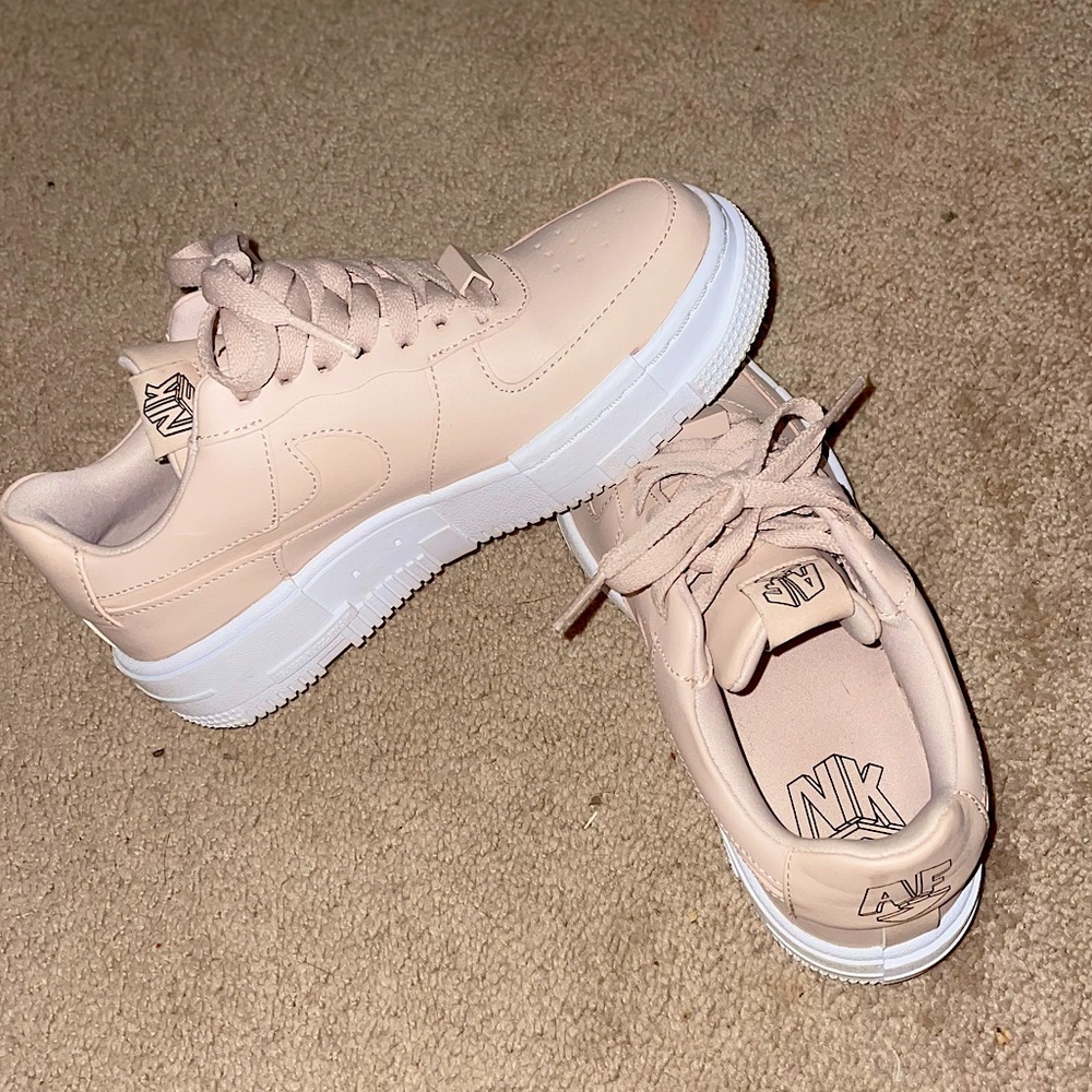 WOMEN'S NIKE AIR FORCE 1 PIXEL color light pink/ beige